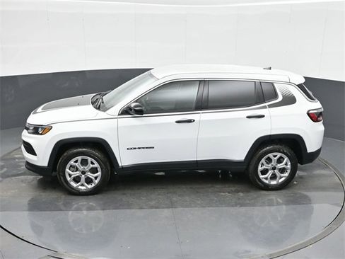 Used 2025 Jeep Compass Sport w/ Mopar Graphics Package image 35