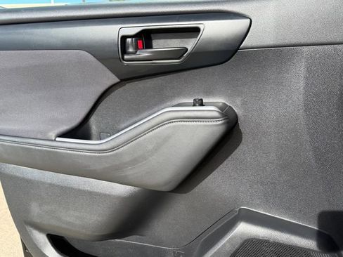 Used 2025 Toyota Highlander LE image 24