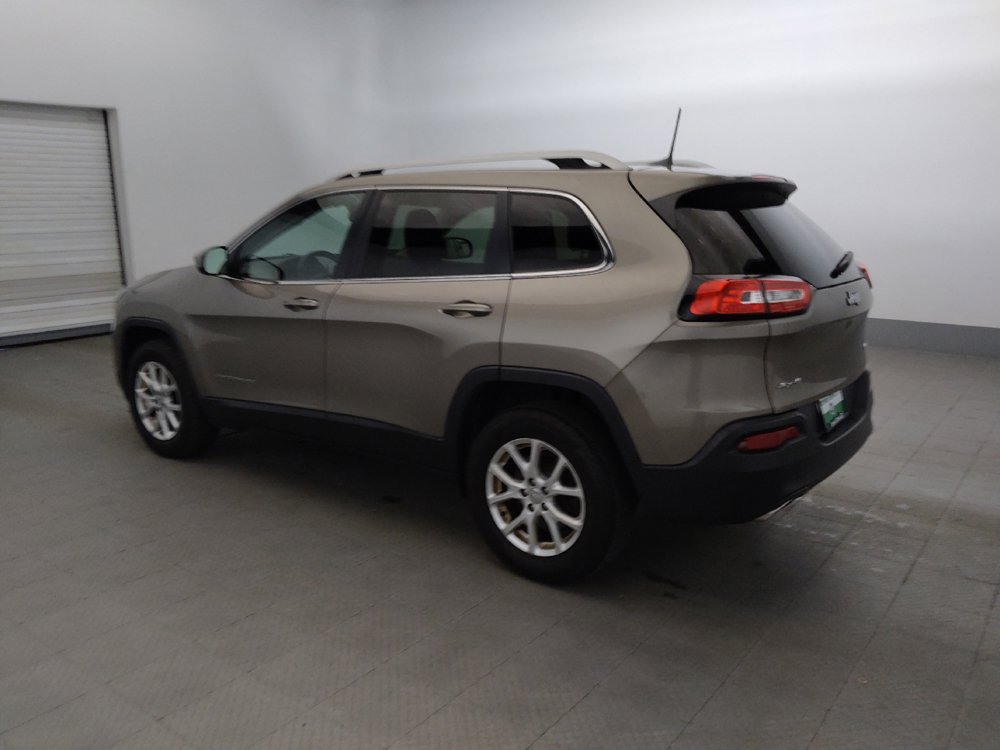 Used 2017 Jeep Cherokee Latitude w/ Cold Weather Group AWD/4WD image 3