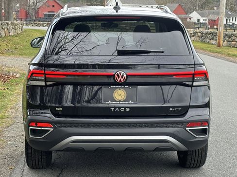 Used 2025 Volkswagen Taos SE w/ Panoramic Sunroof Package image 16