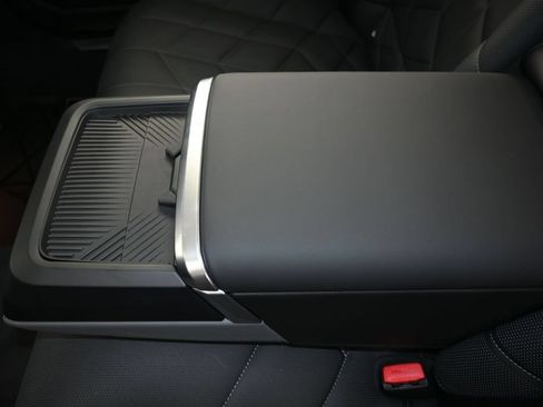 Certified 2026 BMW 740i w/ Executive Package RWD image 17