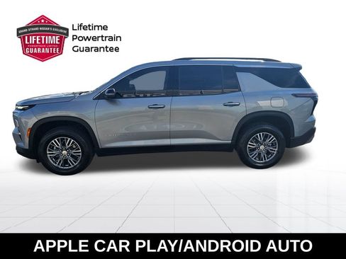 Used 2025 Chevrolet Traverse LT w/ Driver Confidence Package FWD image 2