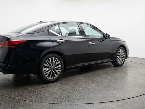 Used 2025 Nissan Altima 2.5 SV FWD image 9