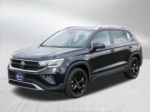 Certified 2023 Volkswagen Taos SE w/ Panoramic Sunroof Package image 3