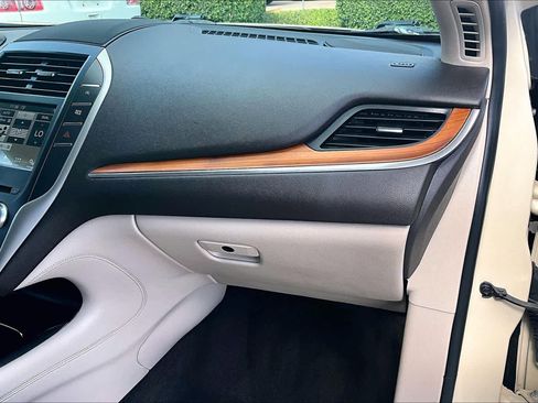 Used 2018 Lincoln MKC Select w/ Select Plus Package image 18