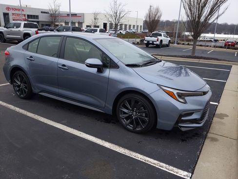 Used 2024 Toyota Corolla SE w/ SE Premium Package image 2