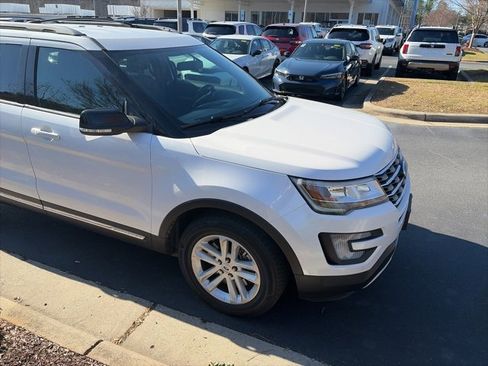 Used 2017 Ford Explorer XLT w/ Equipment Group 202A image 11
