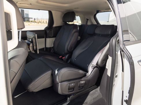 Used 2023 Kia Carnival SX Prestige FWD image 3