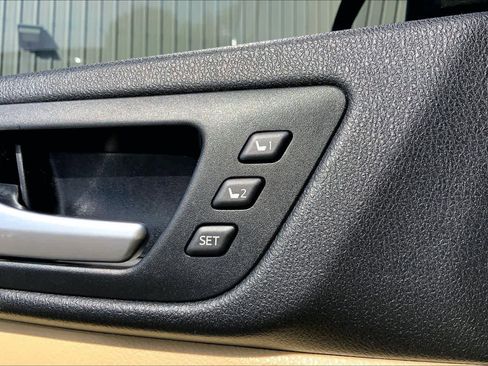 Used 2017 Toyota Highlander Limited image 31