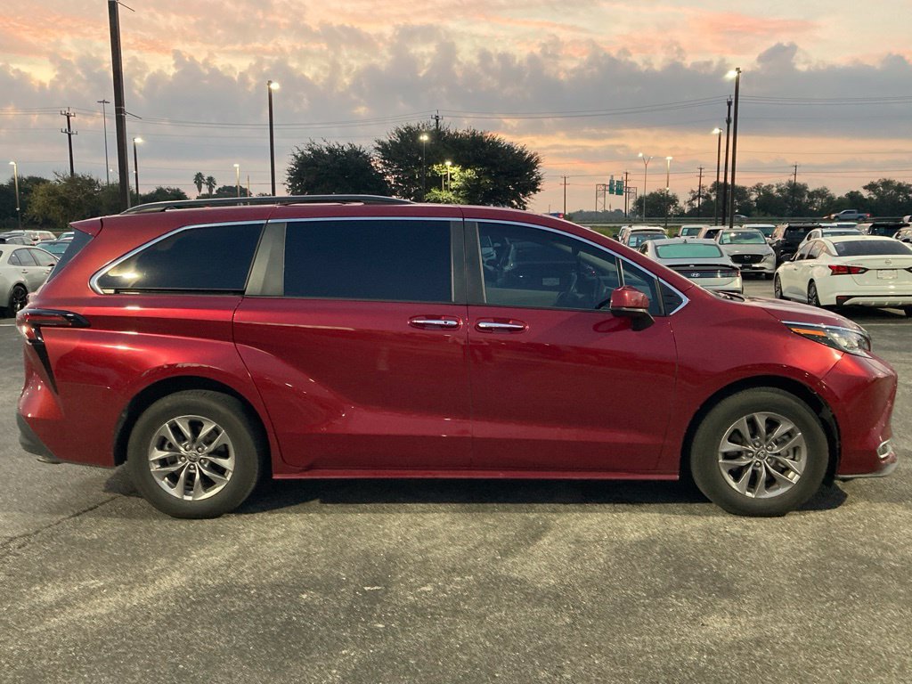 Used 2023 Toyota Sienna XLE w/ XLE Plus Package FWD image 3