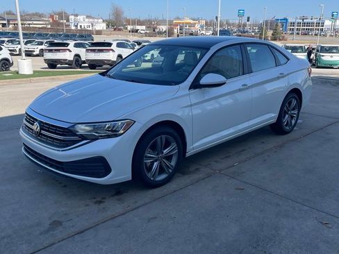 Certified 2024 Volkswagen Jetta SE w/ Panoramic Sunroof Package image 2