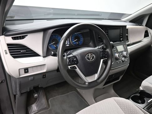 Used 2018 Toyota Sienna LE w/ Carpet Mat Package FWD image 13