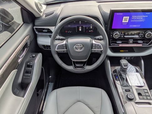New 2026 Toyota Highlander Limited image 18