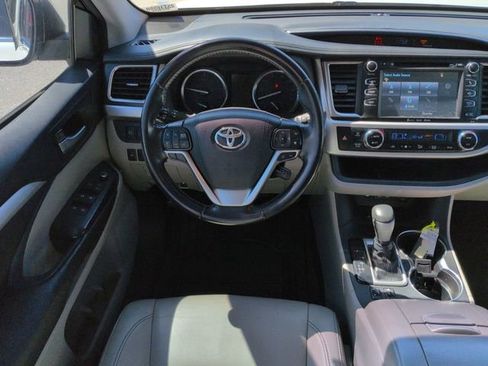 Used 2017 Toyota Highlander XLE image 18