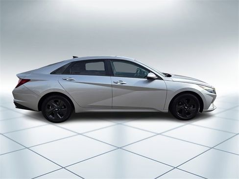 Used 2021 Hyundai Elantra SEL image 3