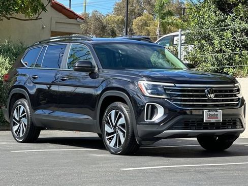 Used 2024 Volkswagen Atlas SE w/ Panoramic Sunroof Package FWD image 7