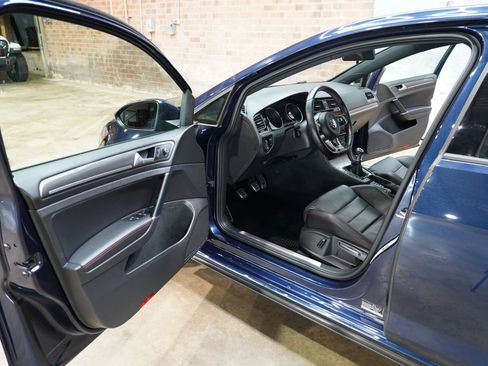 Used 2018 Volkswagen GTI SE w/ SE Leather Package image 32