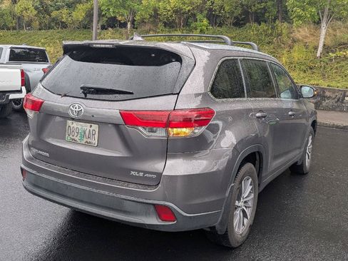 Used 2017 Toyota Highlander XLE AWD/4WD image 3