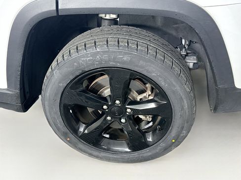 Used 2023 Jeep Grand Cherokee L Laredo image 11