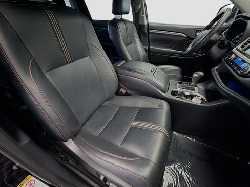 Used 2019 Toyota Highlander SE FWD image 15