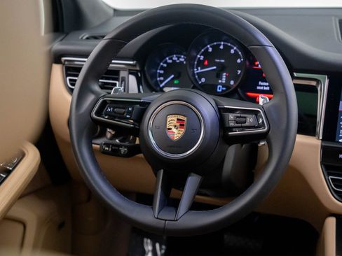 Certified 2025 Porsche Macan image 12