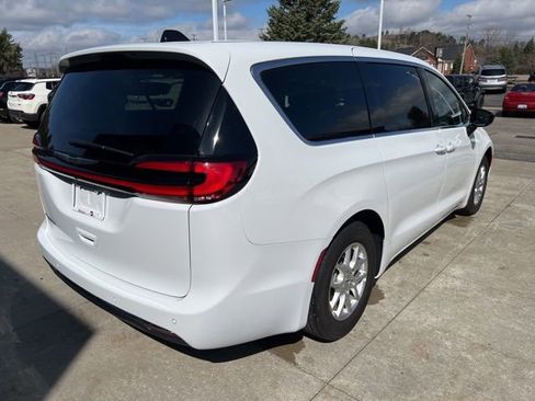 Used 2025 Chrysler Pacifica Select image 6