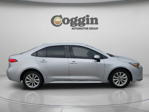 Used 2023 Toyota Corolla LE w/ LE Convenience Package FWD image 4