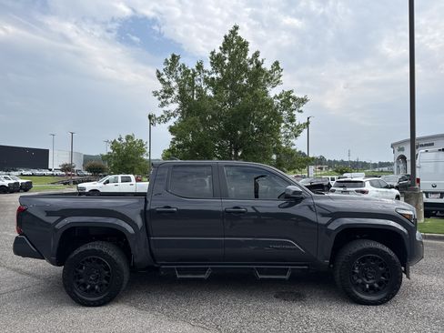 Used 2025 Toyota Tacoma SR5 AWD/4WD image 8