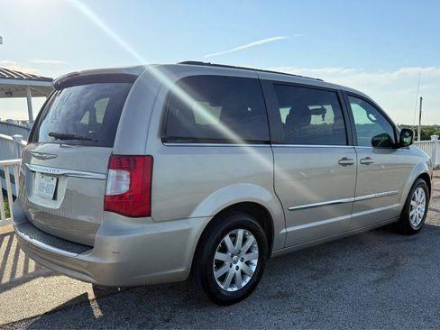 Used 2014 Chrysler Town & Country Touring FWD image 5