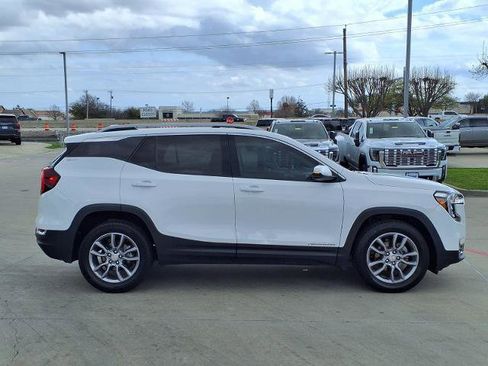 Used 2022 GMC Terrain SLT image 2