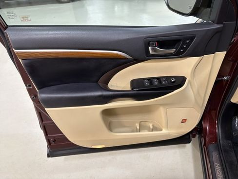 Used 2019 Toyota Highlander Limited AWD/4WD image 18