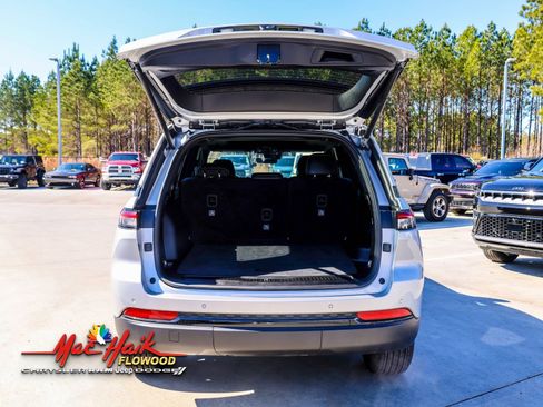 Used 2025 Jeep Grand Cherokee Altitude image 8