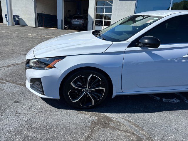 Used 2023 Nissan Altima 2.5 SR FWD image 7