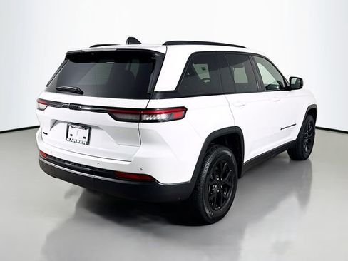 Used 2025 Jeep Grand Cherokee Altitude AWD/4WD image 7