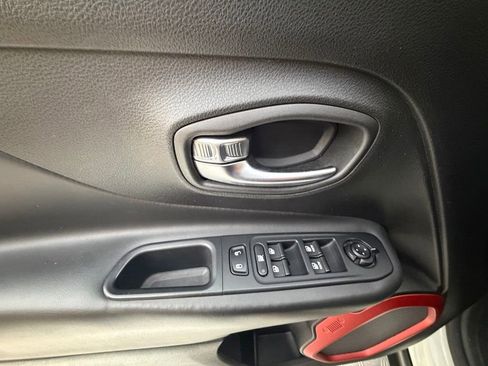 Used 2016 Jeep Renegade Trailhawk AWD/4WD image 24