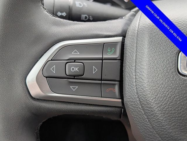 Used 2025 Jeep Compass Latitude w/ Sun & Sound Group AWD/4WD image 19
