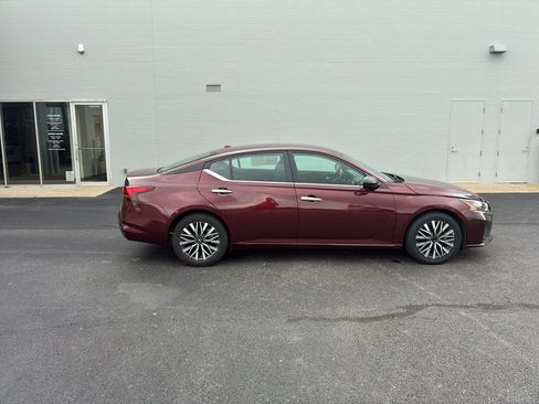 Used 2025 Nissan Altima 2.5 SV FWD image 7
