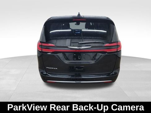 Used 2024 Chrysler Pacifica Touring-L image 6