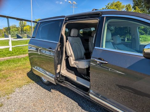 Used 2020 Chrysler Pacifica Limited FWD image 12