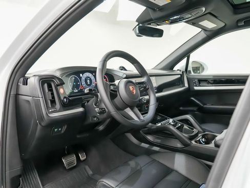 Certified 2025 Porsche Cayenne S image 4