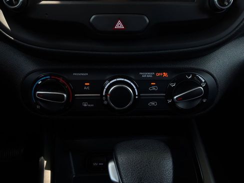 Used 2025 Kia Soul LX w/ LX Technology Package FWD image 25