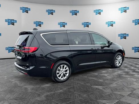 Certified 2025 Chrysler Pacifica Select image 6