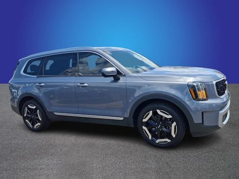 Used 2024 Kia Telluride EX w/ EX Captain's Chair Package AWD/4WD image 3