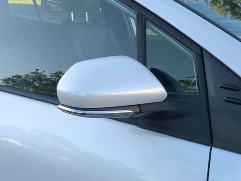 Used 2021 Toyota Prius XLE image 12