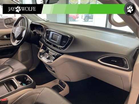 Used 2017 Chrysler Pacifica Touring-L FWD image 17