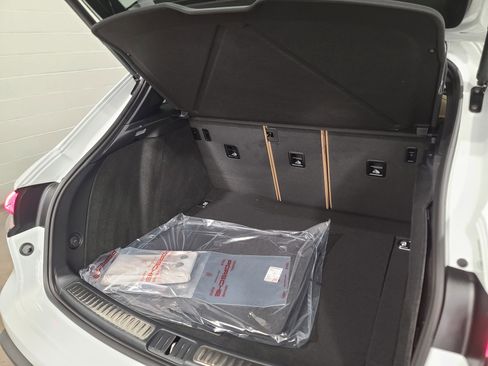 New 2026 Porsche Macan image 31