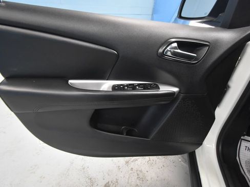 Used 2018 Dodge Journey SXT w/ Connectivity Group FWD image 4