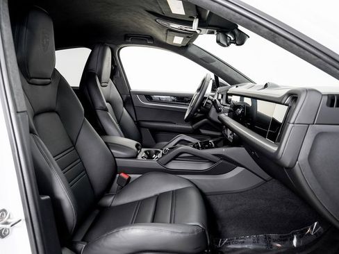 Used 2024 Porsche Cayenne Turbo GT image 22