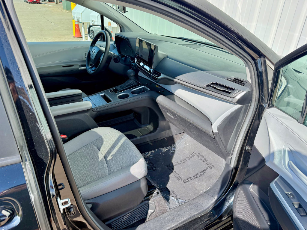 Used 2025 Toyota Sienna LE FWD image 20
