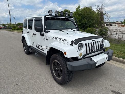 Used 2012 Jeep Wrangler Unlimited Sahara AWD/4WD image 2